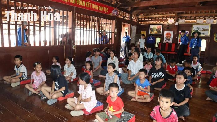 Chương trình xoay quanh các chủ đề về dinh dưỡng, sẽ giúp bà con hiểu rõ hơn về chế độ ăn uống khoa học, cách xây dựng bữa ăn hợp lý và những kiến thức cần thiết để chăm sóc sức khỏe cho bản thân và gia đình.