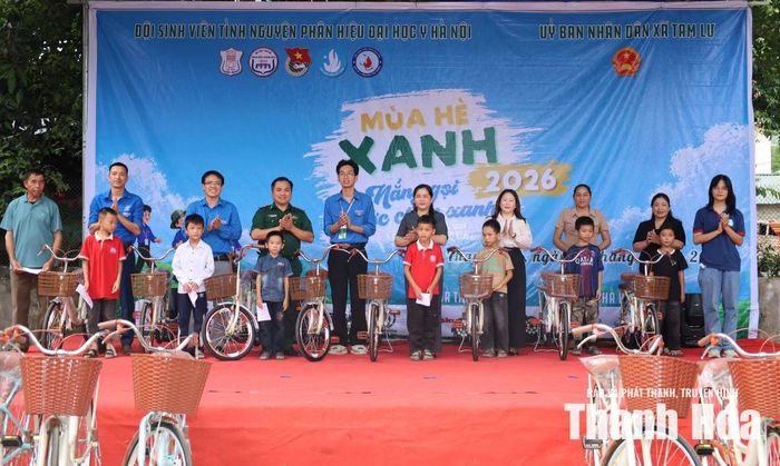 Đội cũng đã tặng 20 chiếc xe đạp với tổng trị giá 40 triệu đồng cho các em học sinh có hoàn cảnh khó khăn trên địa bàn.