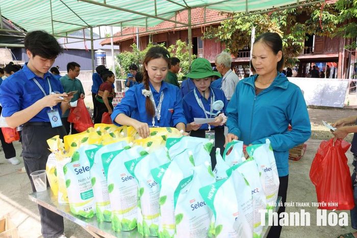 Sinh viên tình nguyện hỗ trợ người dân chọn các phần quà tại chương trình.