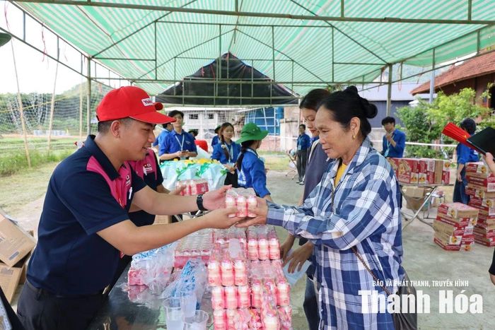 Trong khuôn khổ chương trình năm nay đã diễn ra chuỗi hoạt động ý nghĩa, thiết thực. Nổi bật là chương trình Hội chợ Nhân đạo với những phần quà nghĩa tình được trao đến các hộ gia đình khó khăn, người già neo đơn và các em học sinh giàu nghị lực vươn lên trong học tập, nhằm lan tỏa tinh thần sẻ chia và tình yêu thương đến bà con xã Tam Lư.