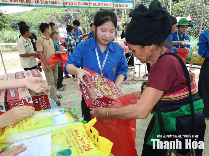 Sinh viên tình nguyện Phân hiệu Đại học Y Hà Nội tại Thanh Hóa trao mì tôm, gạo cho bà con.