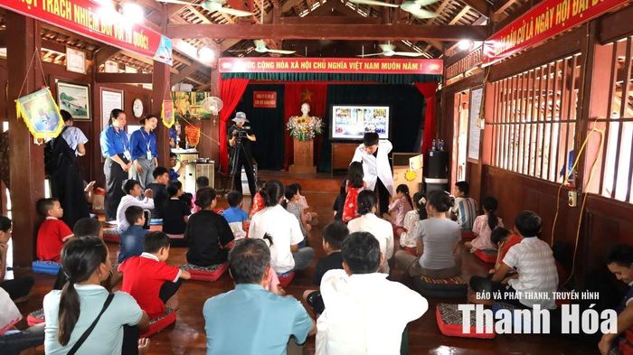 Trong khuôn khổ chương trình thiện nguyện, đội ngũ y, bác sĩ và các sinh viên tình nguyện đã tổ chức chương trình tư vấn, giáo dục sức khỏe cho người dân, học sinh xã Tam Lư.