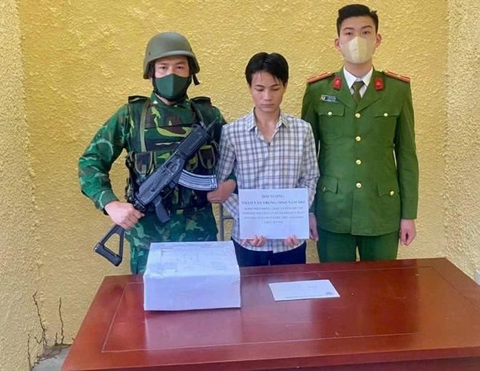 Công an xã Na Mèo phối hợp Đồn Biên phòng Cửa khẩu Quốc tế Na Mèo bắt giữ Phạm Văn Trung (giữa) trú thôn Bo Hạ, xã Văn Nho về hành vi tàng trữ trái phép 0,421g heroin tại bản Cha Khót, xã Na Mèo, ngày 20/2/2026.