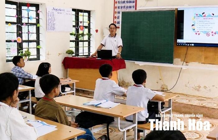 Điều kiện học tập của các em học sinh được đảm bảo nhờ có điện lưới.