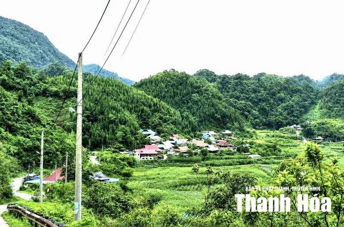 Một góc bản Son với đường điện dẫn đến tận bản.