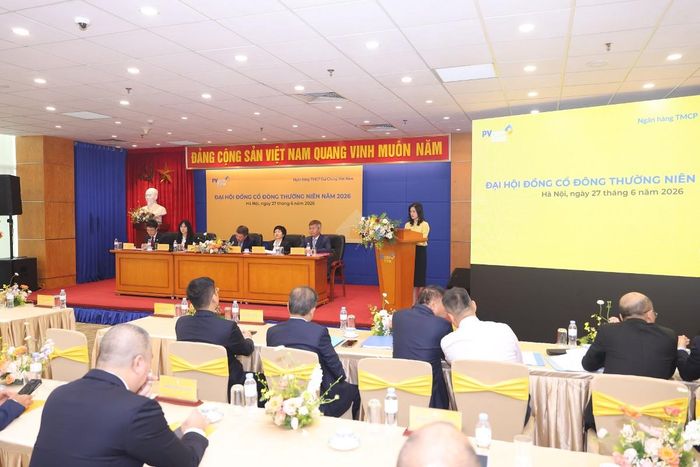 Bà Hoàng Huyền Châm - Phó Giám đốc Ngân hàng Nhà nước Khu vực 1 ghi nhận, biểu dương những kết quả tích cực mà PVcomBank đã đạt được trong năm 2025, đồng thời khẳng định sẽ tiếp tục đồng hành, tạo điều kiện thuận lợi cho sự phát triển của PVcomBank trong giai đoạn tới.