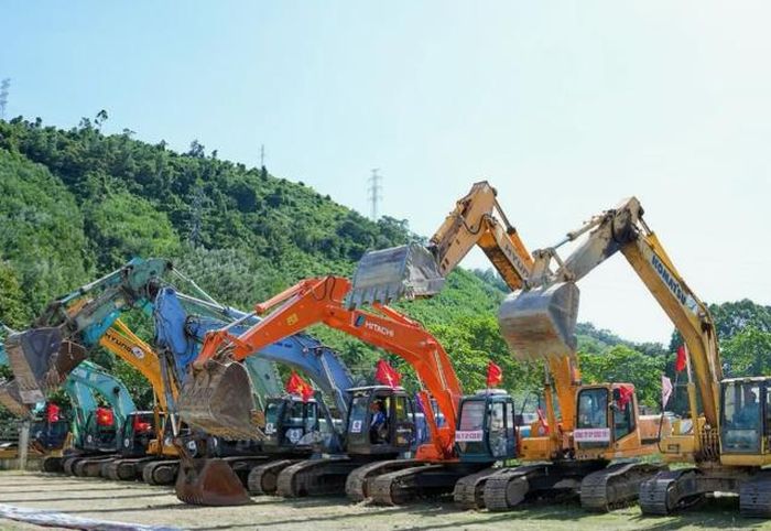 Thiết bị tập kết tại chân công trình thi công dự án.