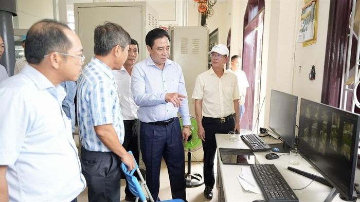 Chủ tịch UBND thành phố Huế Nguyễn Khắc Toàn kiểm tra công tác vận hành hệ thống cấp nước tại nhà máy nước Lộc An