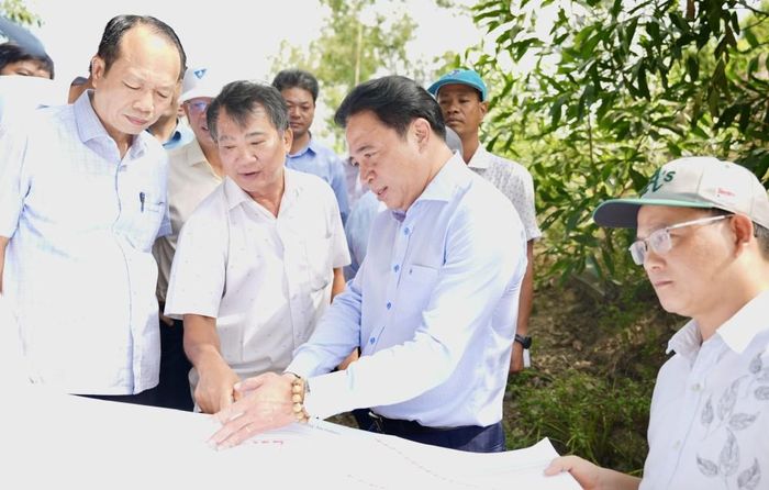 Chủ tịch UBND thành phố Huế Nguyễn Khắc Toàn cùng đoàn công tác kiểm tra thực tế nguồn nước tại khu vực Chân Mây – Lăng Cô