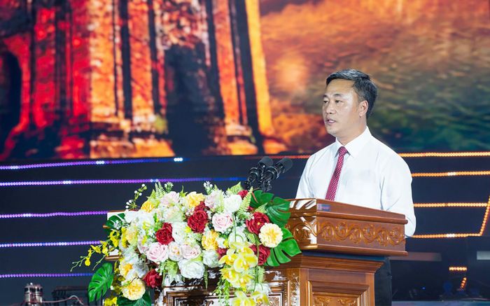 Chủ tịch UBND tỉnh Khánh Hòa Nguyễn Việt Hùng phát biểu khai mạc ngày hội.