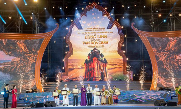 Thứ trưởng Bộ Văn hóa, Thể thao và Du lịch Trịnh Thị Thủy cùng đồng chí Nguyễn Long Biên, Ủy viên Ban Thường vụ Tỉnh ủy, Phó Chủ tịch Thường trực UBND tỉnh Khánh Hòa tặng bằng khen cho 7 nghệ nhân tiêu biểu.