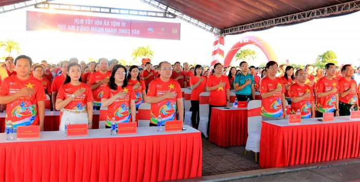 Đại biểu thực hiện nghi thức tưởng niệm các cán bộ, chiến sĩ đã hy sinh trên mặt trận đấu tranh phòng, chống tội phạm ma túy.