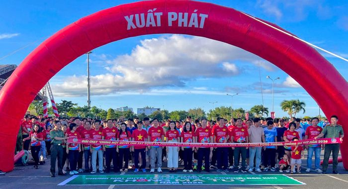 Các đại biểu tham gia chạy phong trào “Chung một quyết tâm xây dựng xã, phường, đặc khu không ma túy” tại phường Rạch Giá.