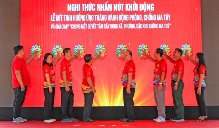 Phó Chủ tịch Thường trực UBND tỉnh An Giang Nguyễn Thanh Phong cùng lãnh đạo các sở, ban, ngành tỉnh thực hiện nghi thức nhấn nút khởi động lễ mít tinh.