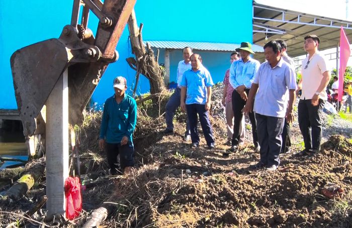 Lãnh đạo xã An Minh và nhà thầu thi công cắm cọc xây dựng cầu KT1.