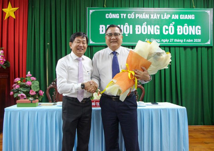 Tổng Giám đốc Công ty Cổ phần Xây lắp An Giang Trần Văn Lắm tặng hoa chúc mừng ông Nguyễn Thanh Xuân tái cử Chủ tịch Hội đồng Quản trị Công ty Cổ phần Xây lắp An Giang.