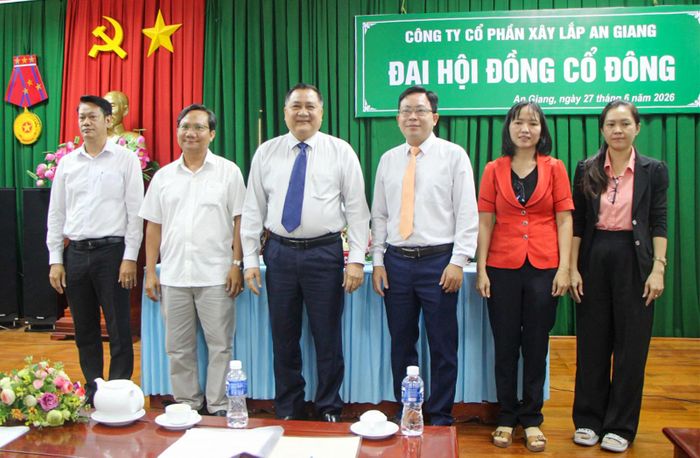 Các thành viên Hội đồng Quản trị, Ban Kiểm soát nhiệm kỳ 2026 - 2031 ra mắt đại hội.