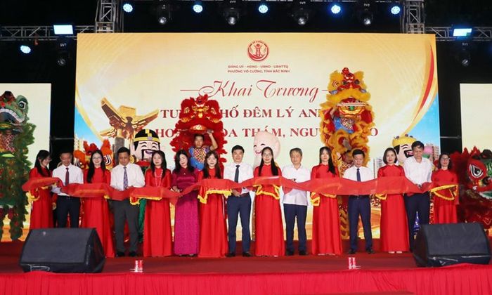 Các đại biểu thực hiện nghi thức cắt băng khai trương tuyến phố đêm (Lý Anh Tông, Hoàng Hoa Thám, Nguyễn Cao). 