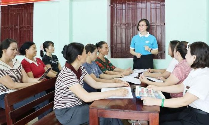 Thành viên Câu lạc bộ "Xây dựng gia đình 5 không 5 sạch" thôn Um Ngò, xã Tân Yên chia sẻ kỹ năng xây dựng hạnh phúc gia đình.