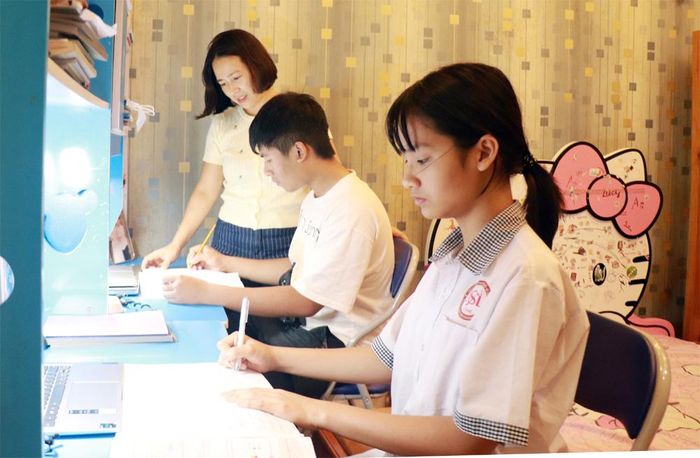 Gia đình anh Nguyễn Ngọc Dương - chị Nguyễn Thị Thủy, tổ dân phố 3 (phường Bắc Giang) luôn đồng hành với con trong học tập.