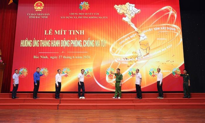  Đại biểu tại điểm cầu tỉnh Bắc Ninh bấm nút điện tử phát động phong trào "Chung một quyết tâm xây dựng xã, phường, đặc khu không ma túy". 