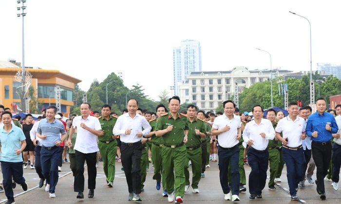  Các đại biểu tham gia giải chạy hưởng ứng. 