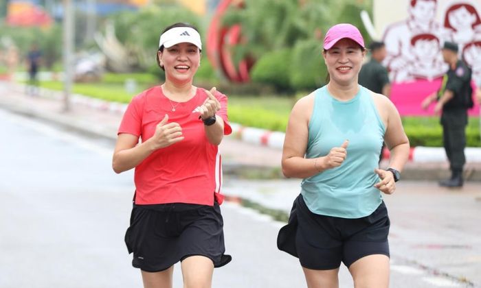  Người dân tham gia giải chạy hưởng ứng. 