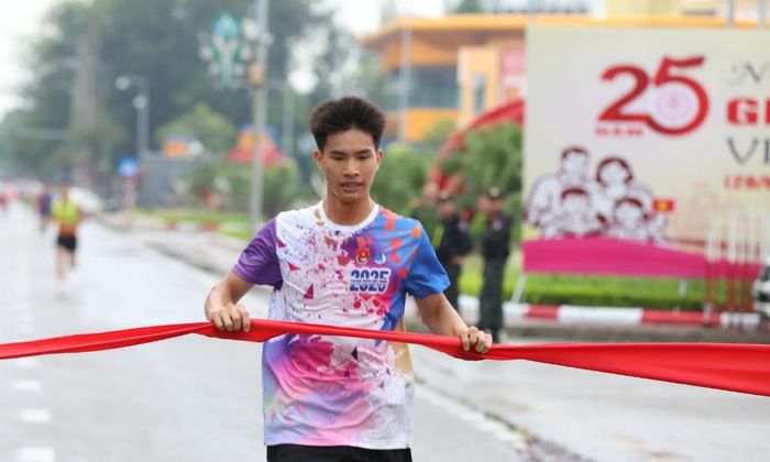  Vận động viên về đích đầu tiên nội dung nam phong trào 3 km. 