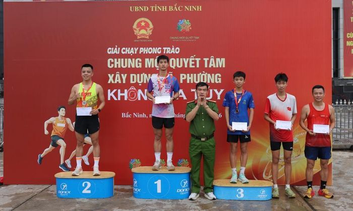  Đại diện Ban tổ chức trao giải cho các vận động viên nam đạt thành tích cao. 