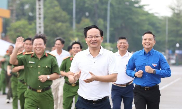 Đồng chí Phạm Văn Thịnh và các đồng chí lãnh đạo, đại biểu chạy hưởng ứng. 