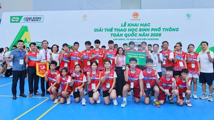  Lãnh đạo Sở Giáo dục và Đào tạo Bắc Ninh chúc mừng đoàn học sinh của tỉnh tham dự giải thể thao học sinh phổ thông toàn quốc năm 2026. 