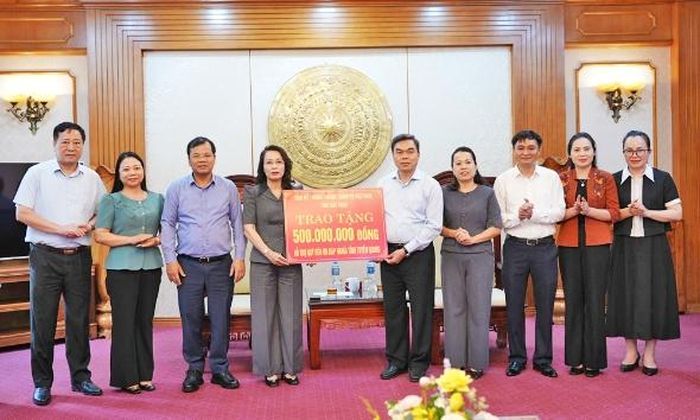  Đoàn công tác trao tặng 500 triệu đồng ủng hộ Quỹ “Đền ơn đáp nghĩa” tỉnh Tuyên Quang. 