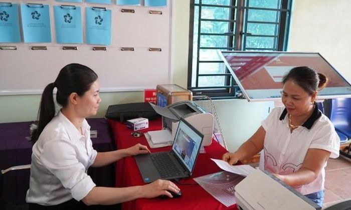  Nhờ được hướng dẫn, công dân thực hiện giao dịch thủ tục hành chính tại nhà văn hóa thôn Việt Hương. 