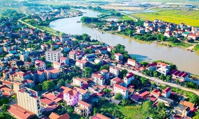 Toàn cảnh làng Đông Thái bên dòng sông Cầu. 