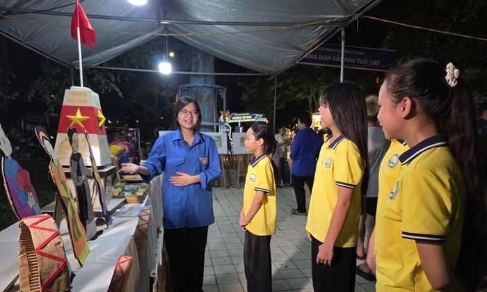  Thiếu niên, nhi đồng tham quan không gian trưng bày các sản phẩm sáng tạo Stem mô hình học cụ tại phố đi bộ Nguyễn Nhân Bỉ. 