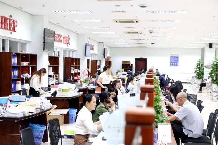 Tiếp nhận, giải quyết thủ tục hành chính tại Trung tâm Phục vụ hành chính chính công thành phố. Ảnh: TRỌNG HUY