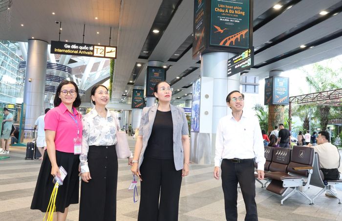 Phó Chủ tịch UBND thành phố Nguyễn Thị Anh Thi kiểm tra Cảng hàng không quốc tế Đà Nẵng. Ảnh: NGỌC HÀ