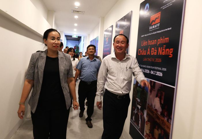 Phó Chủ tịch UBND thành phố Nguyễn Thị Anh Thi kiểm tra địa điểm Rạp Lê Độ. Ảnh: NGỌC HÀ