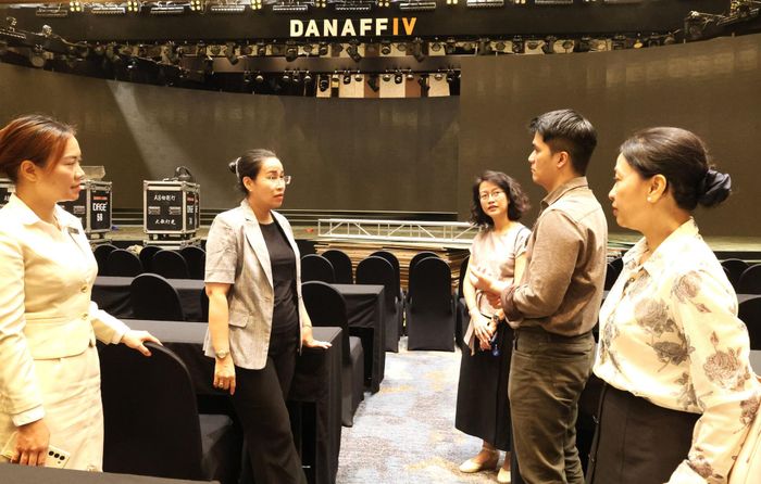 Phó Chủ tịch UBND thành phố Nguyễn Thị Anh Thi kiểm tra địa điểm Cung Hội nghị Quốc tế Ariyana Đà Nẵng, nơi diễn ra lễ khai mạc tối 28/6. Ảnh: NGỌC HÀ