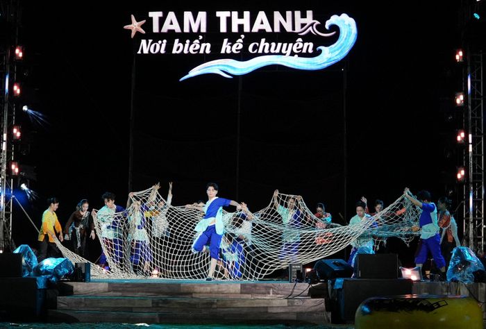 Đặc sắc chương trình nghệ thuật “Tam Thanh - Nơi biển kể chuyện”. Ảnh: HỒ QUÂN