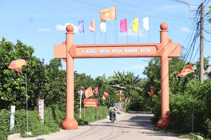 Những con đường “ý Đảng, lòng dân” giúp phương tiện đi lại thuận tiện và thúc đẩy kinh tế địa phương phát triển. Ảnh: TRẦN TRÚC