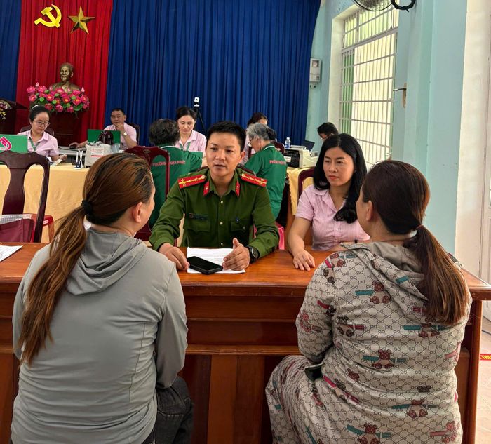 Cán bộ Ngân hàng Chính sách xã hội chi nhánh thành phố Đà Nẵng và công an phường tư vấn cho người dân về chương trình cho vay người sau cai nghiện ma túy. Ảnh: NHCSXH