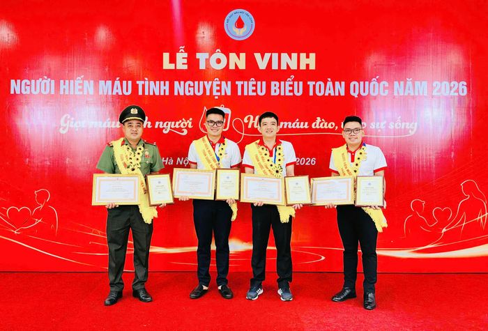 Bốn cá nhân đại diện của Đà Nẵng được tôn vinh tại chương trình tuyên dương người hiến máu tình nguyện toàn quốc năm 2026, từ trái qua gồm: Trương Đình Việt, Nguyễn Quốc Toản, Võ Duy Trung và Nguyễn Lê Anh Tuấn. Ảnh: NGUYỄN TUẤN