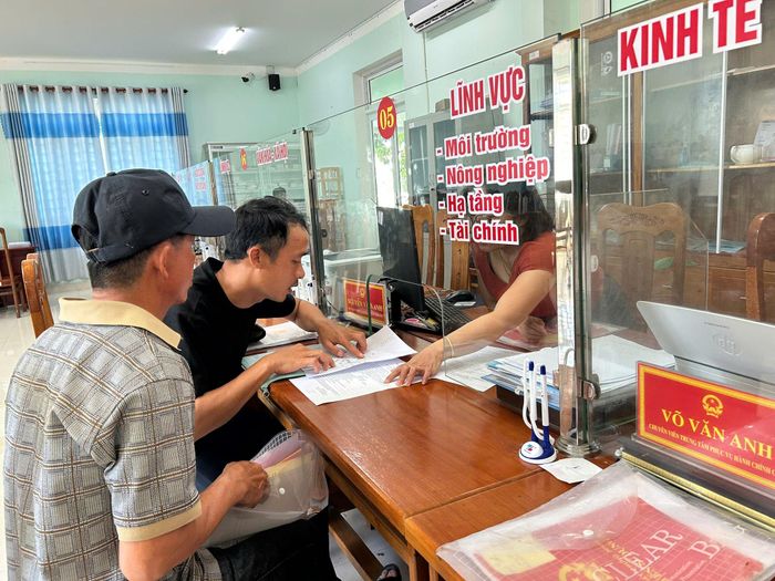 Việc hướng dẫn và giải quyết hồ sơ tại chỗ giúp giảm đáng kể thời gian và chi phí đi lại cho nhân dân. Ảnh: HỮU ANH