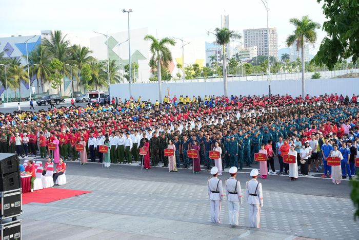 Lễ mít tinh có sự tham gia của lực lượng vũ trang, các đoàn thể, sở, ngành, địa phương. Ảnh: T.CÔNG