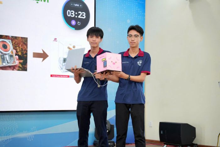 Dự án “Hộp tiết kiệm tiền tự động kết hợp ứng dụng hỗ trợ quản lý tài chính cá nhân” của nhóm học sinh Trường THPT Nguyễn Trãi (phường Liên Chiểu) giúp học sinh hình thành thói quen tiết kiệm và quản lý tiền hiệu quả. Ảnh: KHÁNH NGÂN