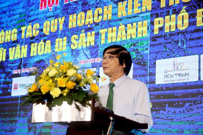 Chủ tịch Hội Quy hoạch phát triển đô thị Việt Nam Trần Ngọc Chính phát biểu đề dẫn hội thảo. Ảnh: TRỌNG HUY