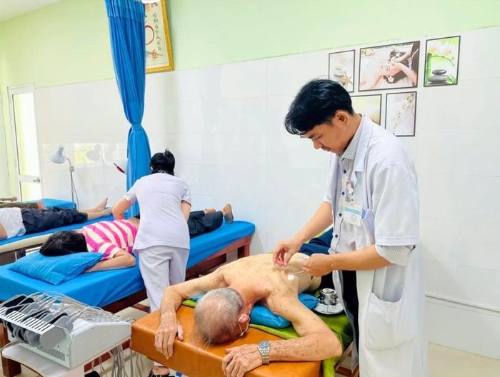 Việc kết hợp giữa y học cổ truyền và phục hồi chức năng ngày càng được quan tâm và ứng dụng rộng rãi trong thực tiễn lâm sàng. Ảnh: KHÁNH LINH