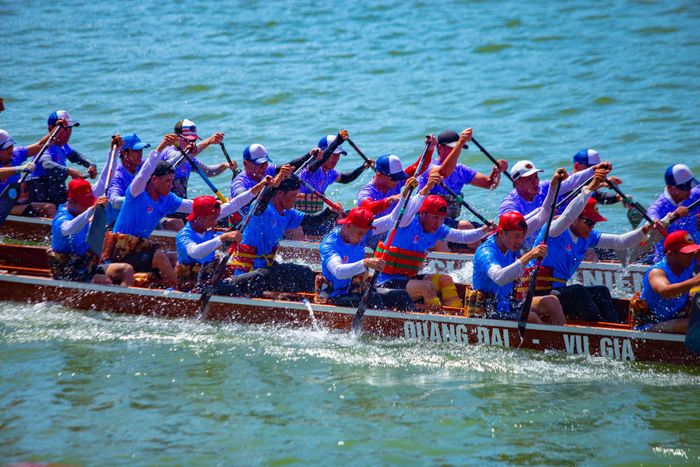 Những màn tăng tốc, bứt phá trên đường đua mang đến bầu không khí sôi động trên sông Cẩm Lệ. Ảnh: BẢO LÂM
