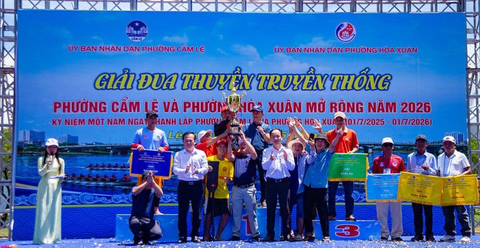 Ban tổ chức trao giải nội dung Truyền thống cự ly 7,3km; đội Cẩm Chánh - Hòa Xuân xuất sắc giành ngôi vô địch. Ảnh: BẢO LÂM